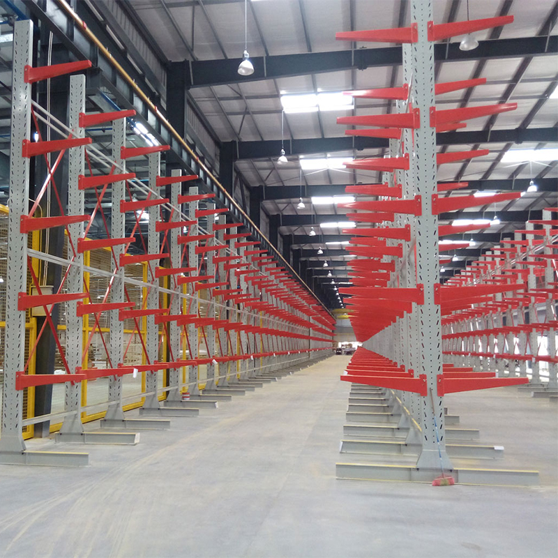 Warehouse pallet storage racks maximizing cubic volume